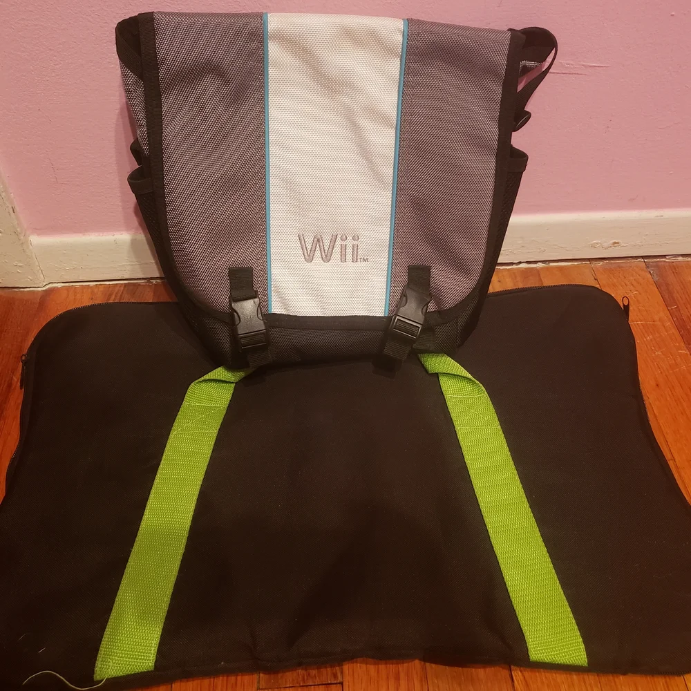 Lot 2 Nintendo Wii Gray and Black Messenger Bag Board Fit - Picture 1 of 1